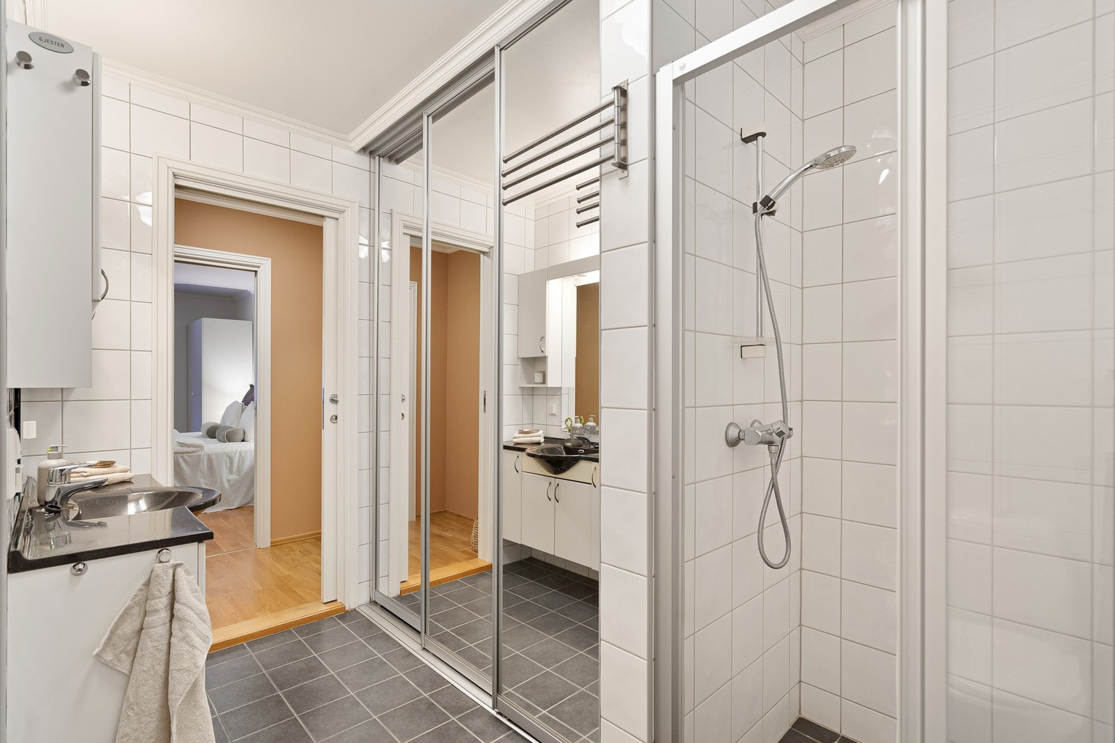 Badet er flislagt på gulv og vegger og fremstår som funksjonelt og velholdt. Galleribilde