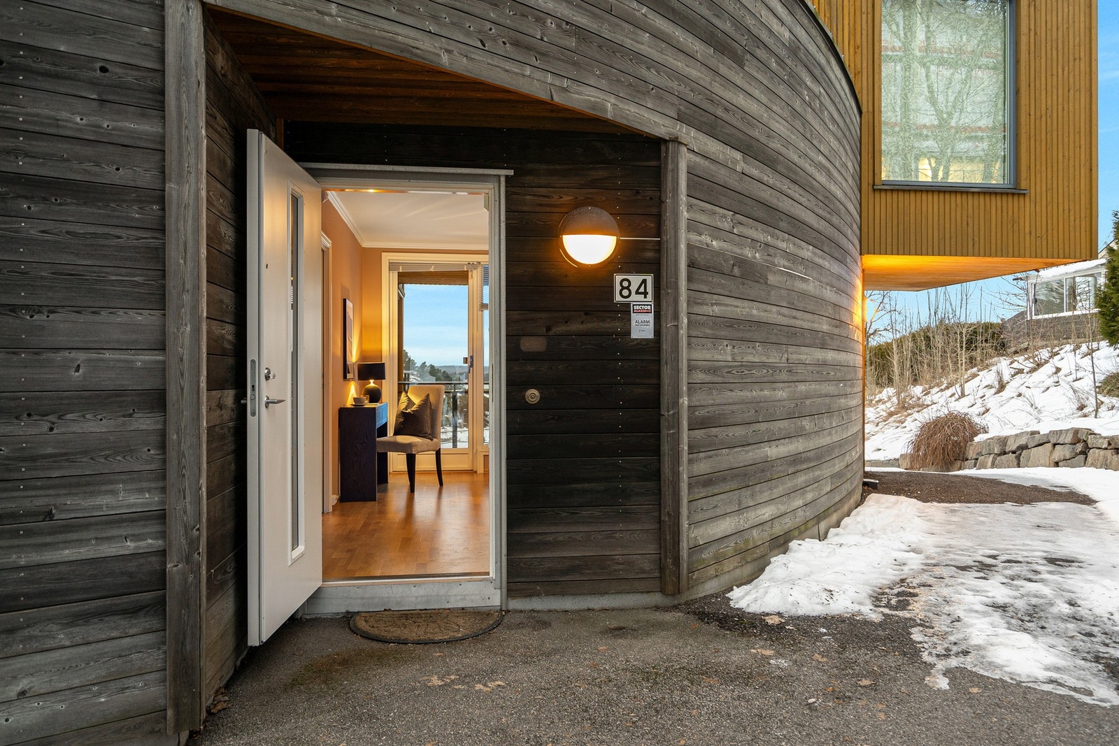 Leiligheten har egen inngangsparti. Galleribilde