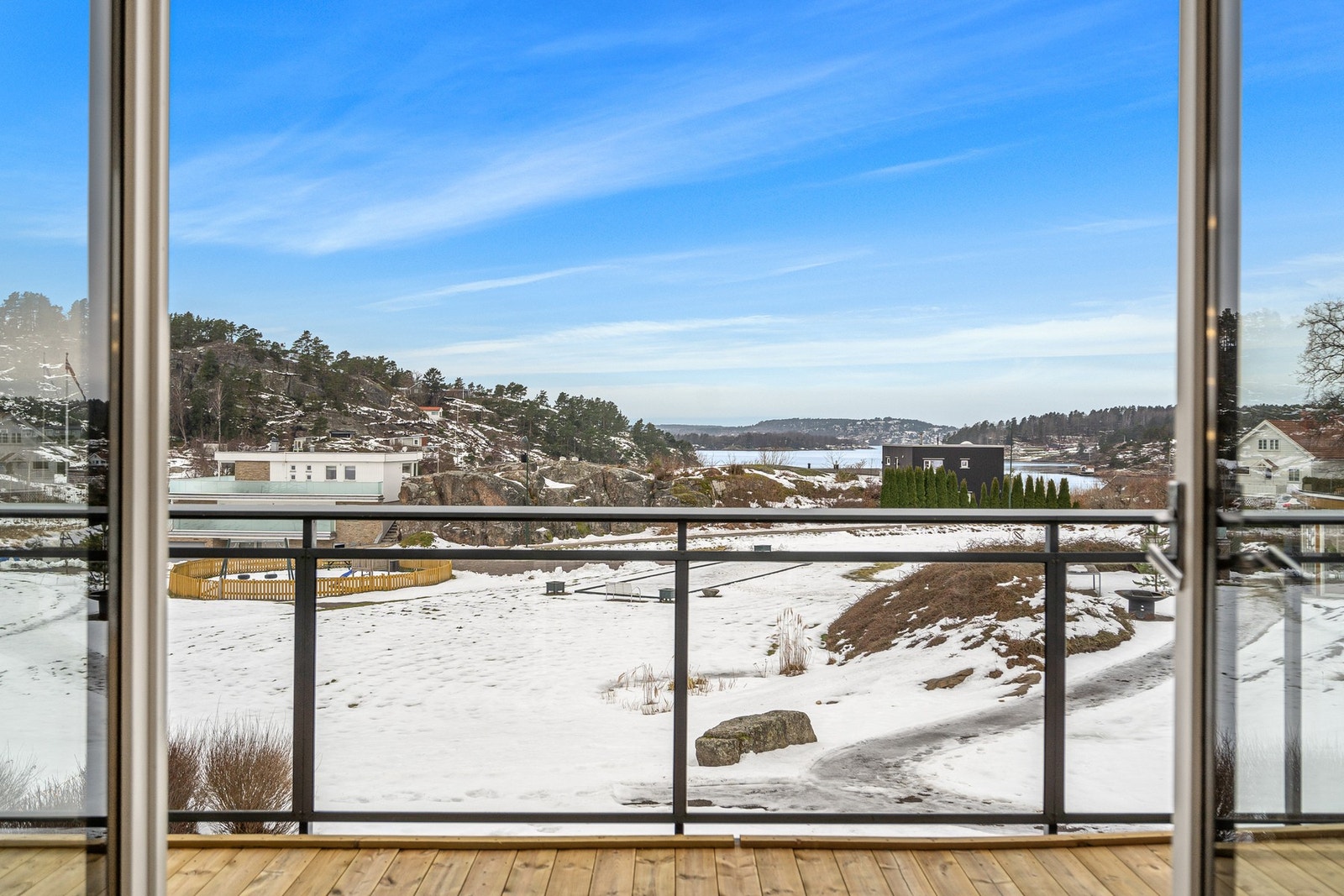 Stuen har direkte utgang til balkong, noe som gir en fin sammenheng mellom inne- og uterom. Galleribilde