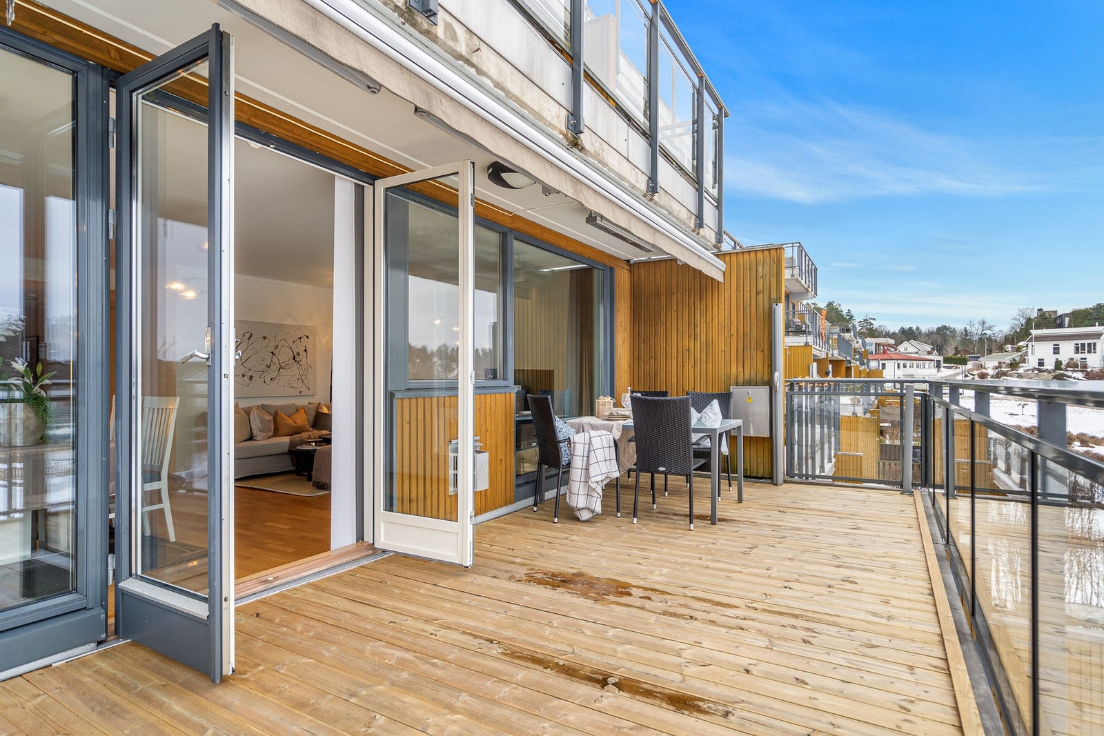 Her er det rikelig med plass til både spisegruppe, sittegruppe og beplantning, og uterommene fungerer som naturlige forlengelser av stue og oppholdsarealer i sommerhalvåret. Galleribilde