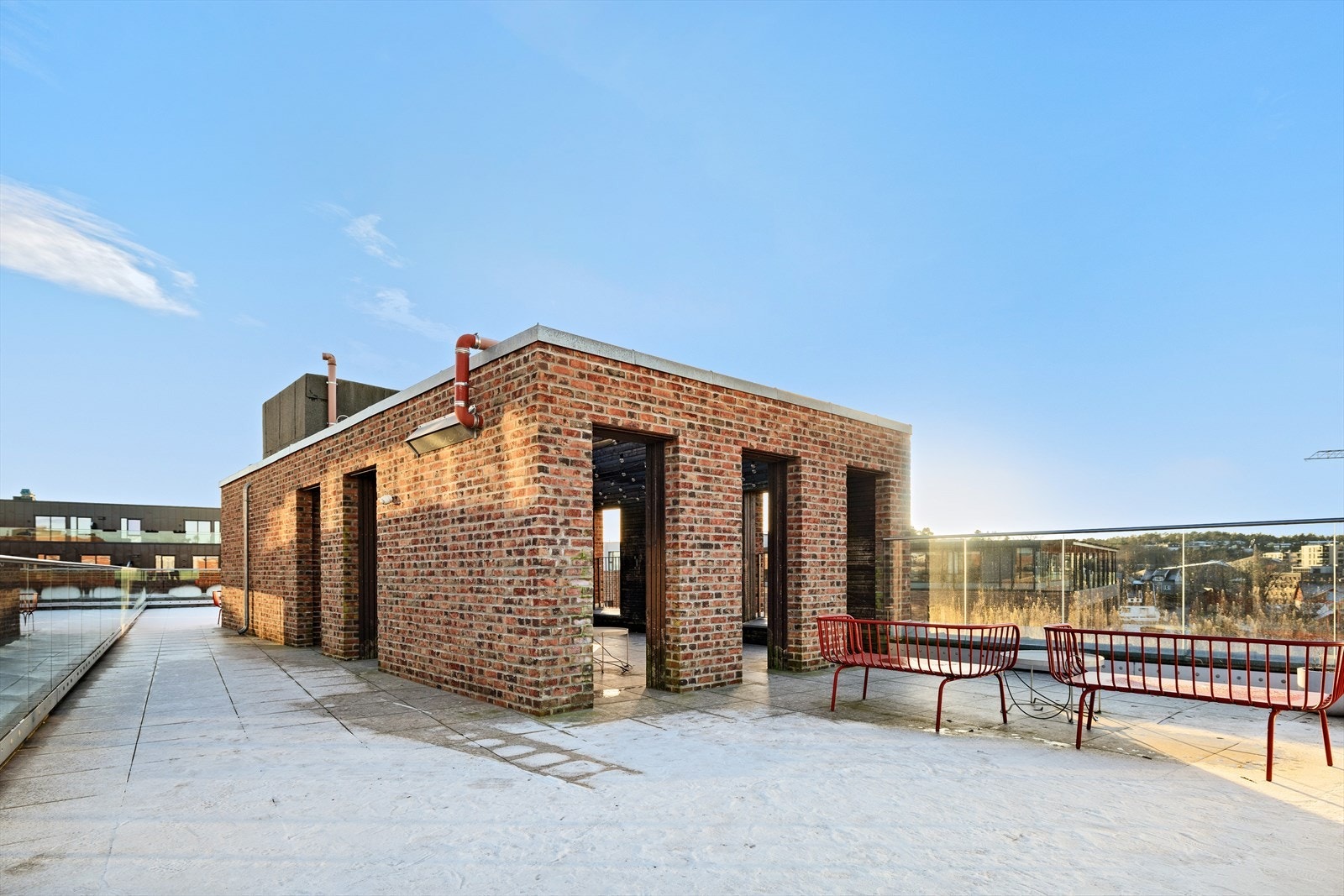 Sameiet har en romslig og attraktiv felles takterrasse som fungerer som et naturlig samlingspunkt for beboerne. Galleribilde