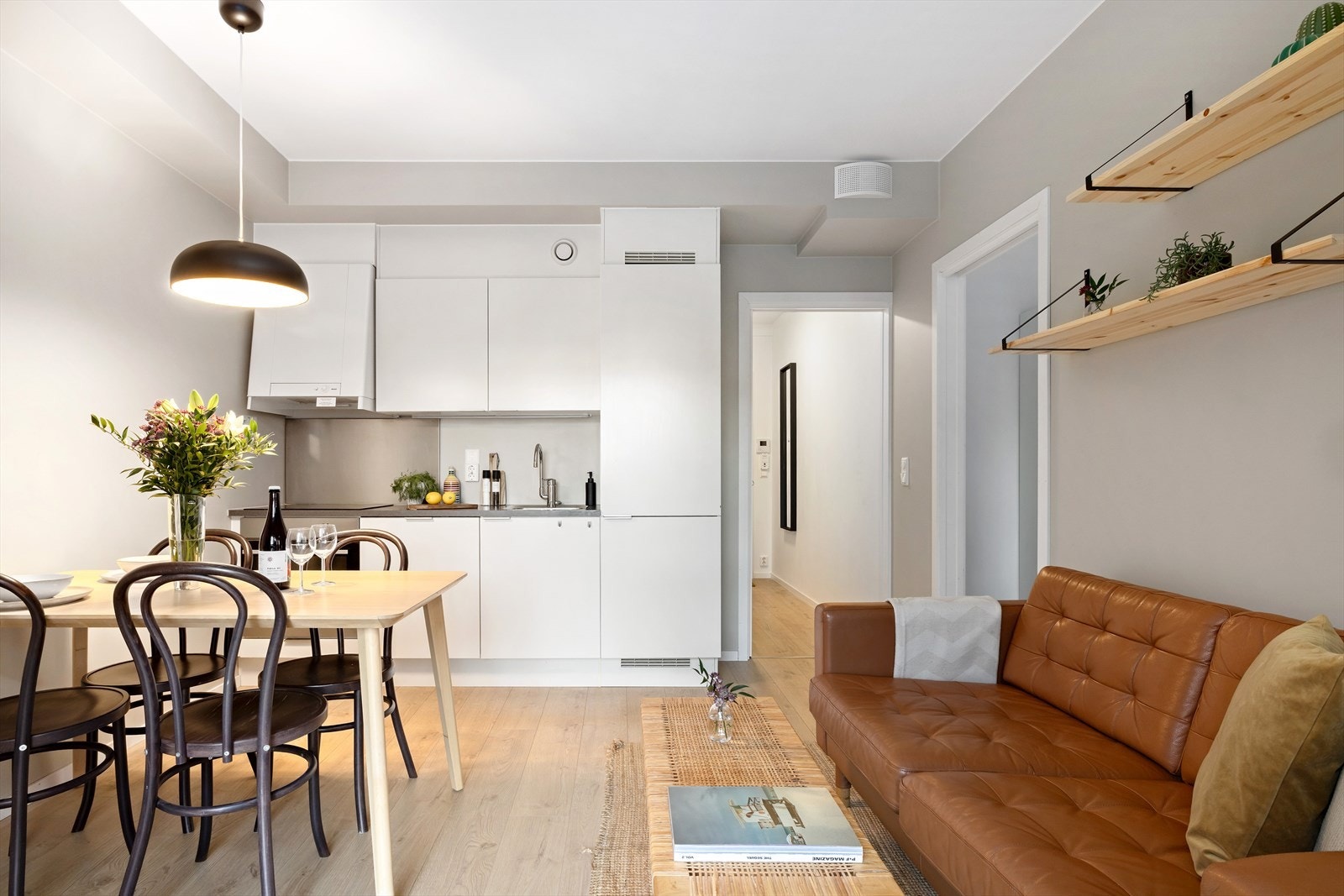 Kjøkkenet er oppført i 2019 og har en stilren, hvit innredning med over- og underskap. Benkeplaten er laminert med nedfelt vask og platetopp. Det er integrerte hvitevarer bestående av kombiskap (kjøl/frys), stekeovn og oppvaskmaskin. Galleribilde