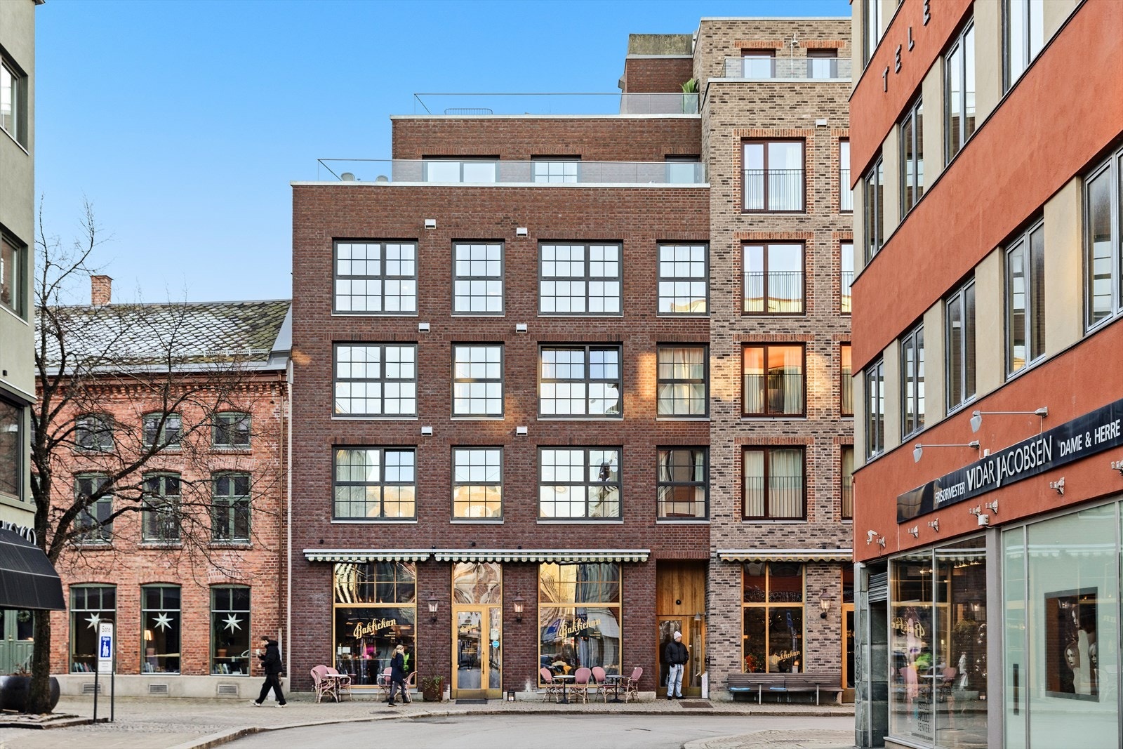 Boligen har en sjelden attraktiv beliggenhet i hjertet av Fredrikstad sentrum, med umiddelbar nærhet til Nygaardsplassen, en av byens mest spennende og prisbelønte byutviklingsprosjekter. Galleribilde