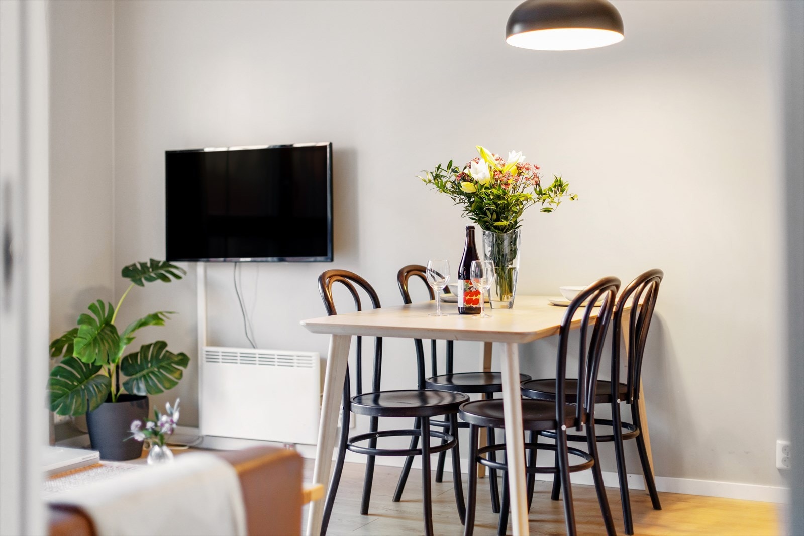 Stuen er av god størrelse med plass til sittegruppe, samt spisegruppe. Galleribilde