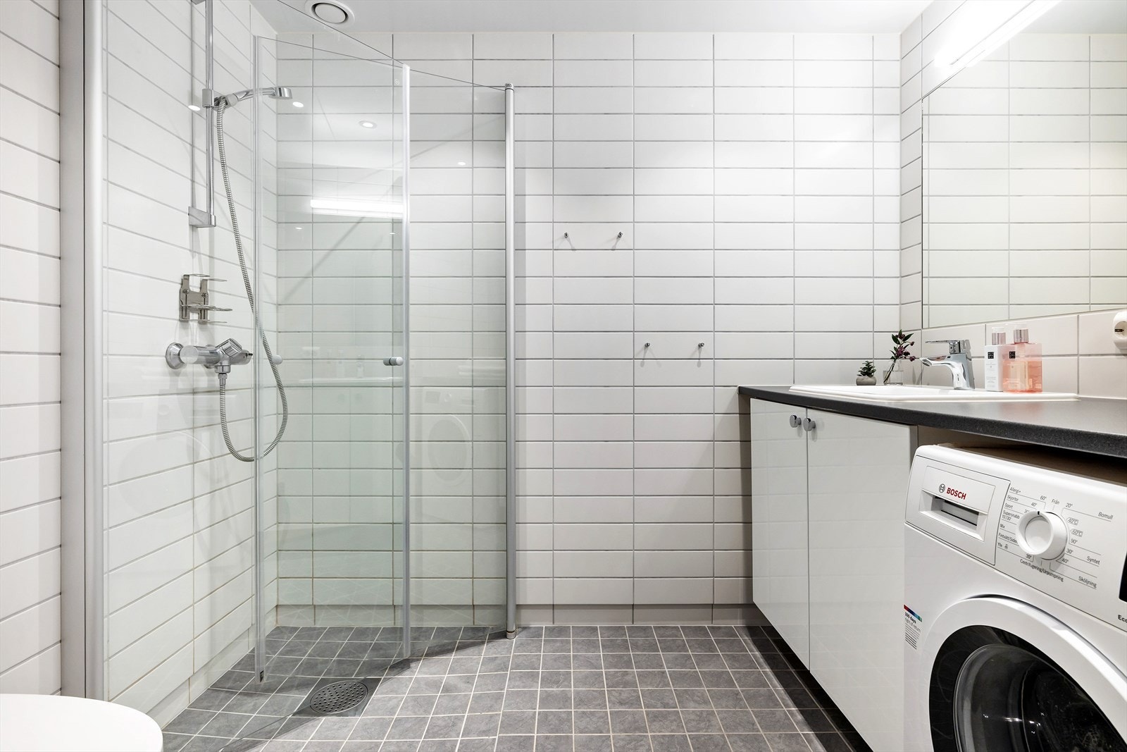 Badet er en prefabrikkert modul fra 2019 og fremstår moderne og velholdt. Galleribilde