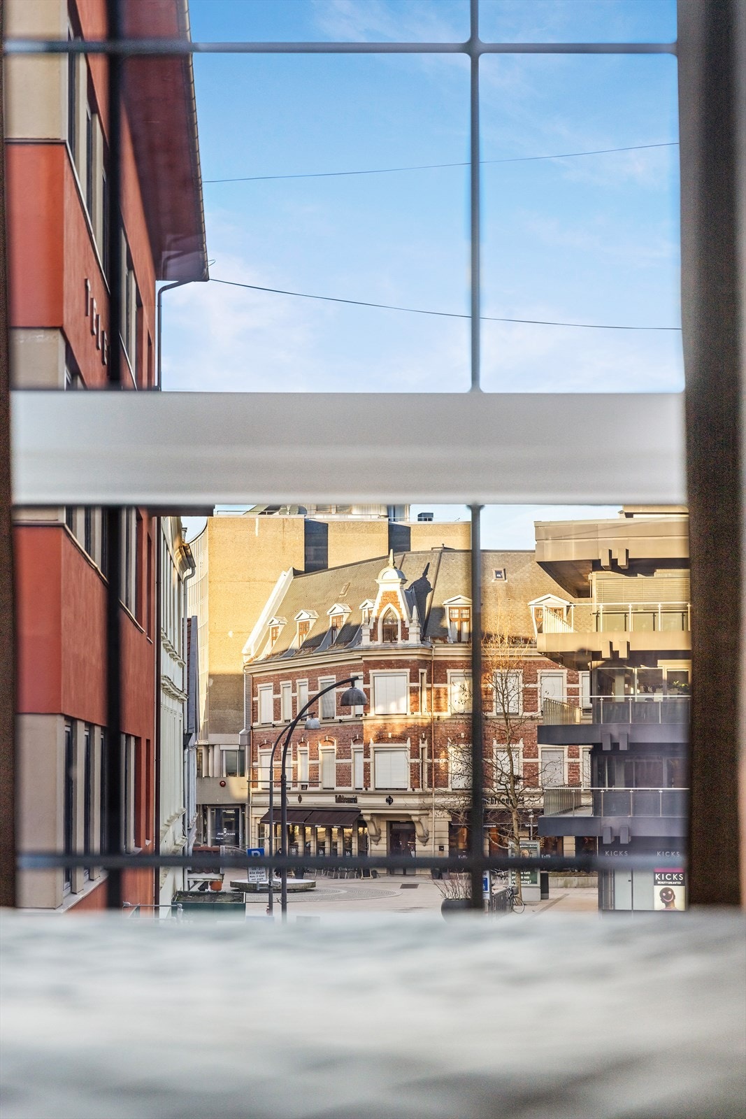 Stor vindusflate som slipper inn rikelig med naturlig lys og skaper en luftig atmosfære. Galleribilde