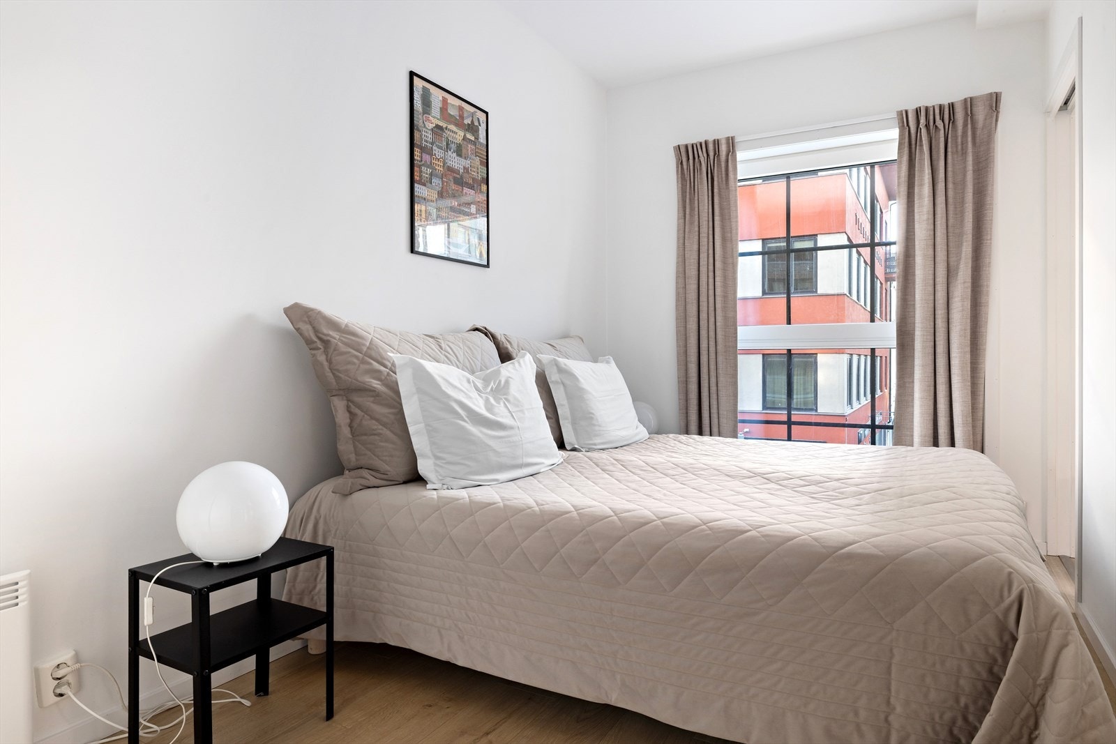 Soverommet er av god størrelse med god plass til dobbeltseng og tilhørende soveromsmøblement. Galleribilde