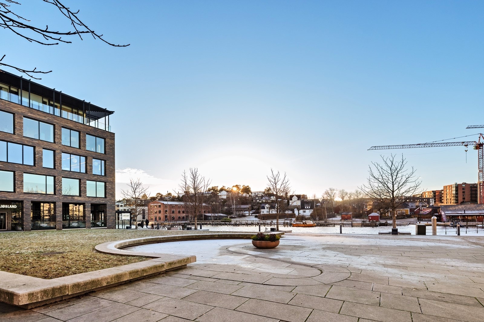 Området, som i 2019 ble forvandlet fra et tidligere bortgjemt byrom til et levende og stemningsfullt torg, fremstår i dag som en urban piazza med internasjonalt preg. Galleribilde