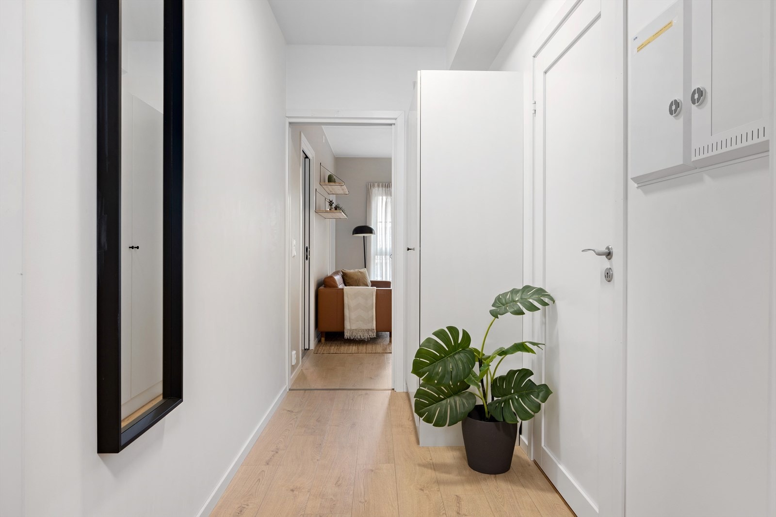 Entréen fremstår som praktisk og innbydende med laminatgulv, slette malte vegger og god plass til yttertøy og oppbevaring. Galleribilde