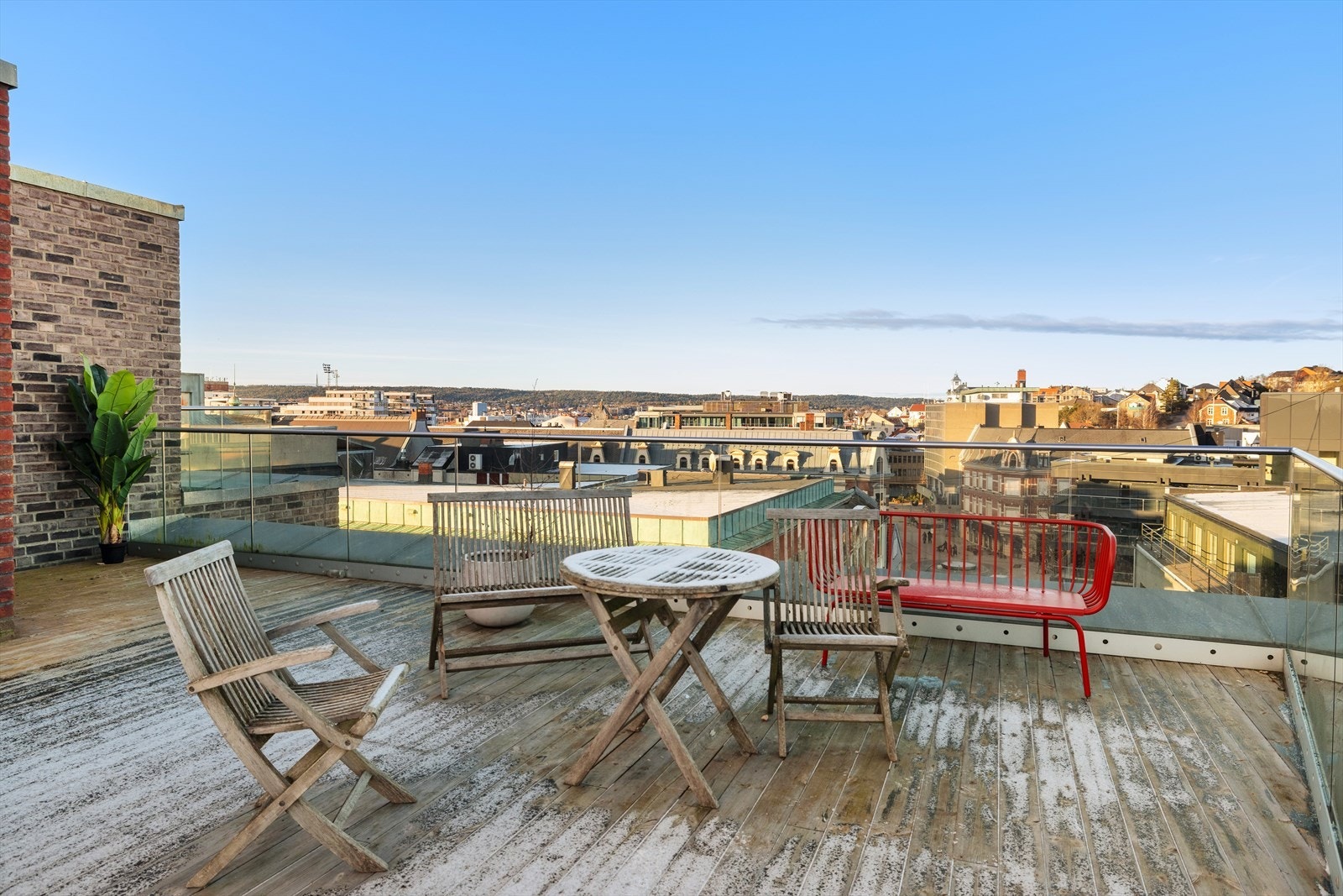 Takterrassen er pent tilrettelagt med flere hyggelige sittegrupper som gir gode muligheter for både avslapning og sosialt samvær, enten man ønsker en rolig stund i solen eller å samle venner og naboer til hyggelige sammenkomster. Galleribilde