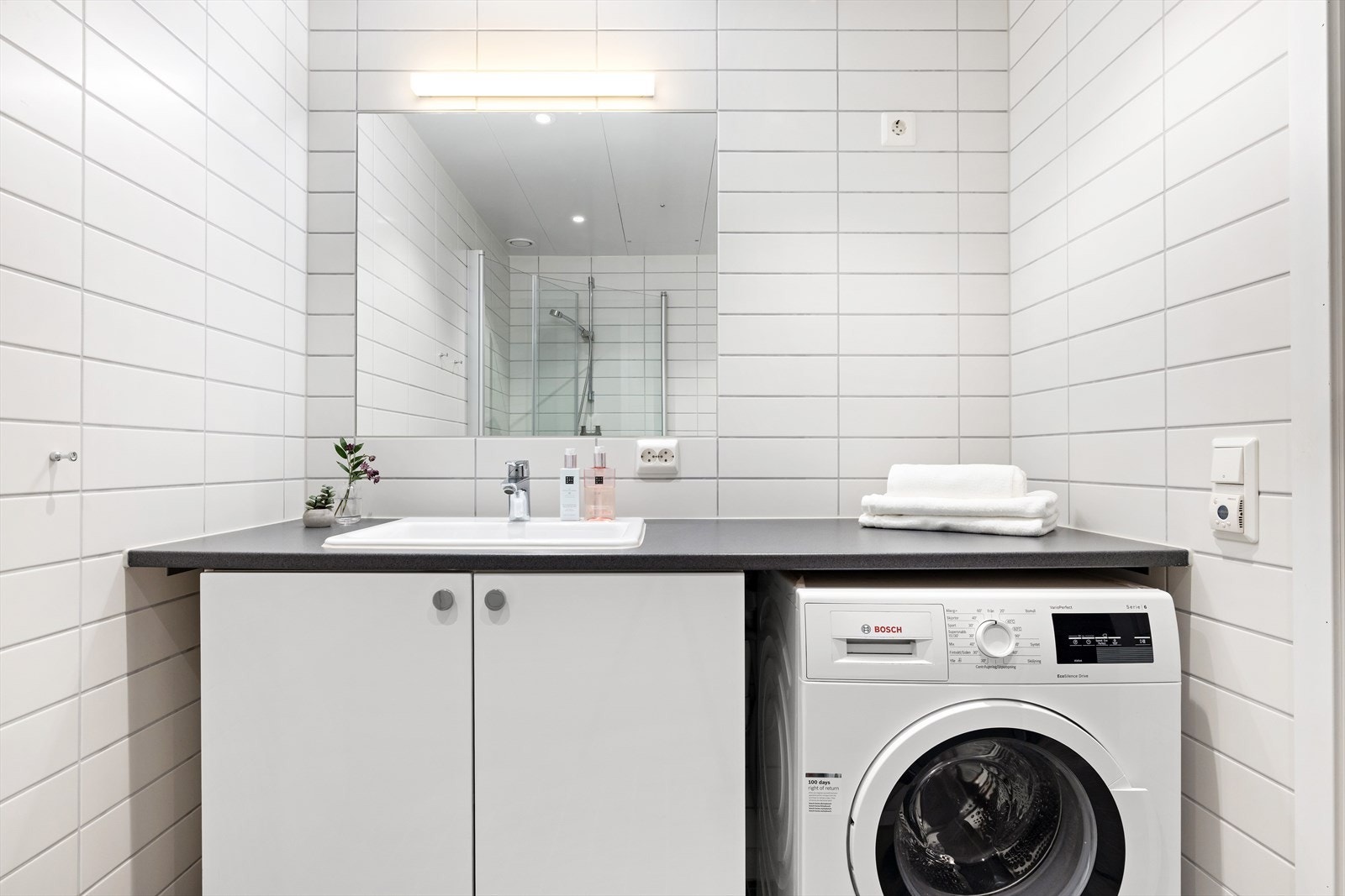 Gulvet er flislagt med varmekabler, og veggene har fliser mens taket er utført med takplater. Galleribilde