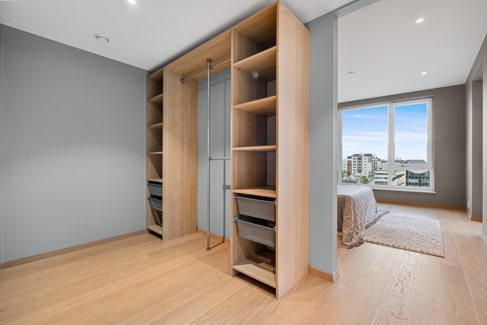 Praktisk og romslig walk-in/omkledningsrom. Galleribilde