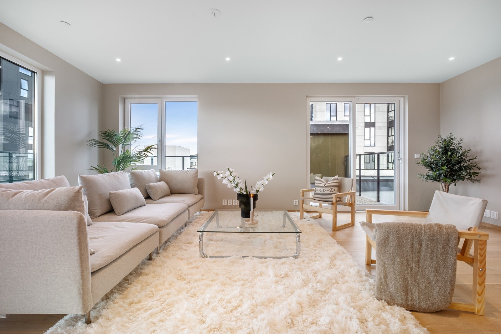 Leiligheten har lyse og moderne flater, med store vindusflater som slipper inn mye naturlig lys. Galleribilde