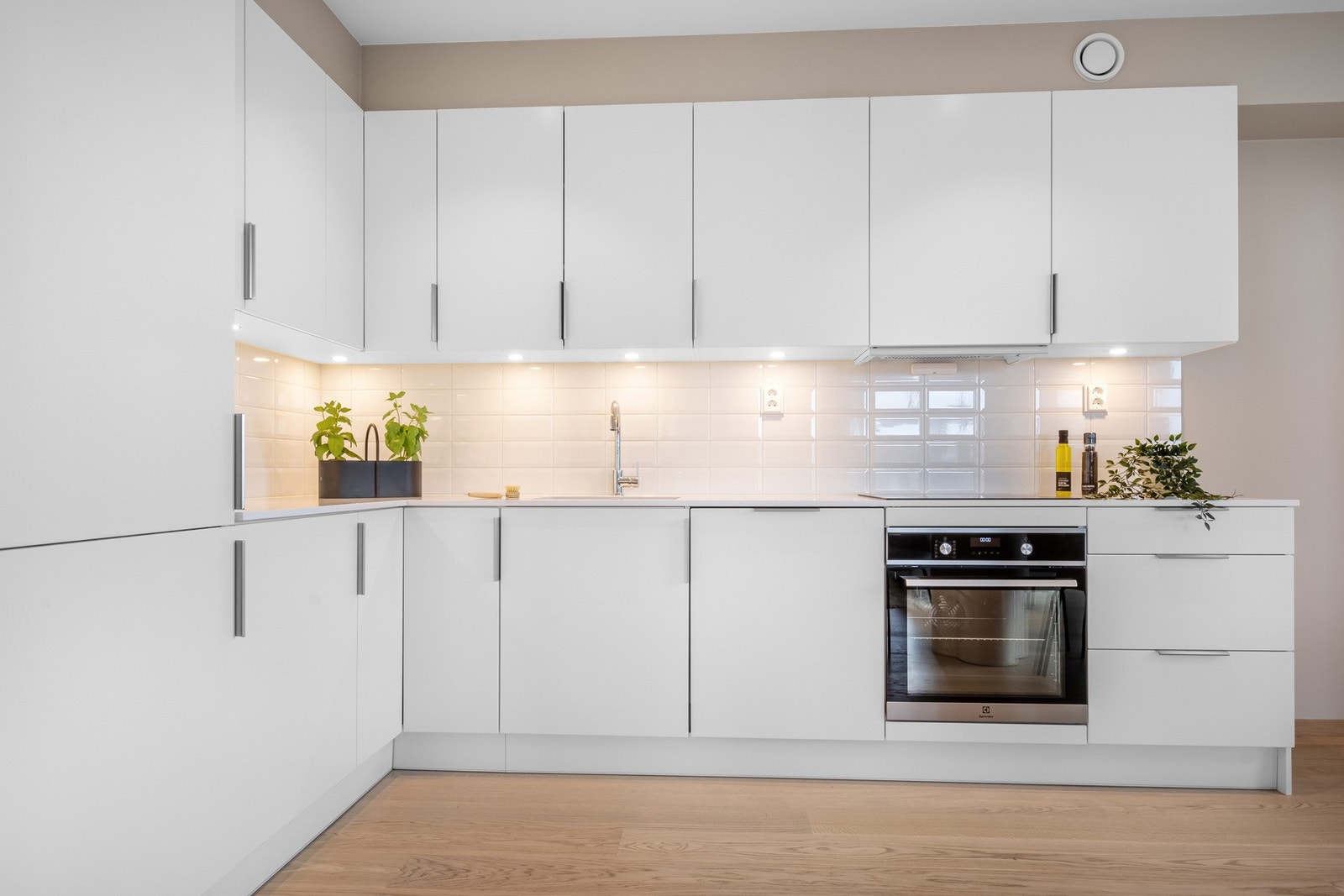 Kjøkkenet er stilrent og oppgradert med benkeplate i granitt. Det er integrert kjøleskap, oppvaskmaskin, stekeovn og induksjonsplate. Galleribilde