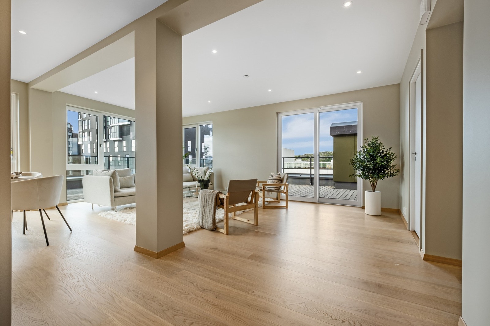 Boligen har oppvarming med vannbåren varme i gulv og balansert ventilasjonsanlegg med varmegjenvinning. Galleribilde