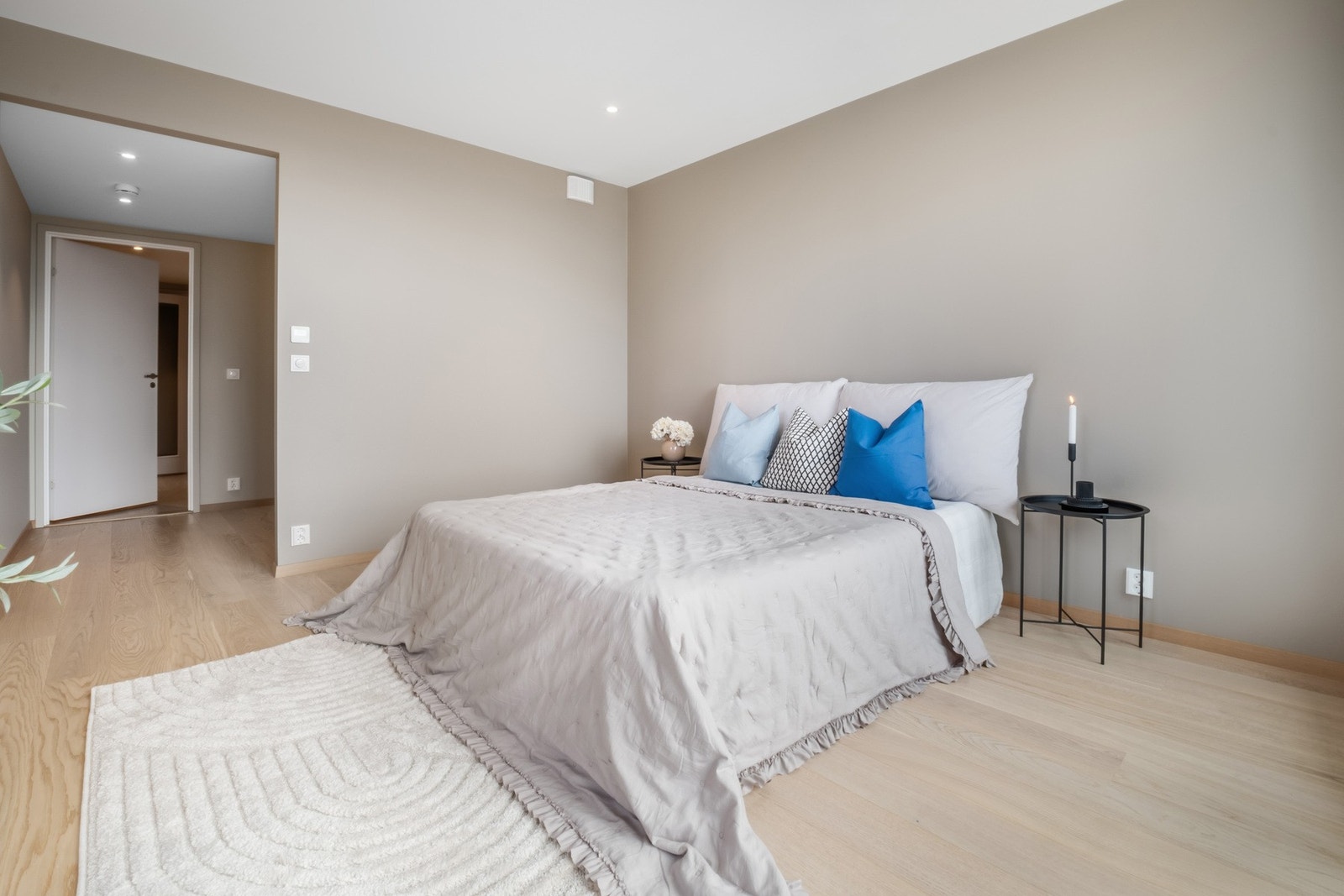 Romslig hovedsoverom med omkledningsrom og direkte utgang til balkong. Galleribilde