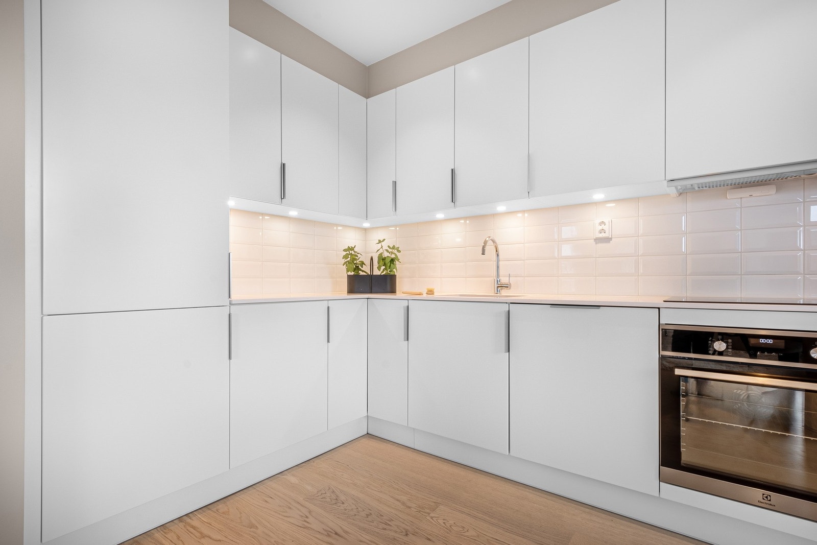 Det er godt utbygget med mye skap- og benkeplass. Galleribilde