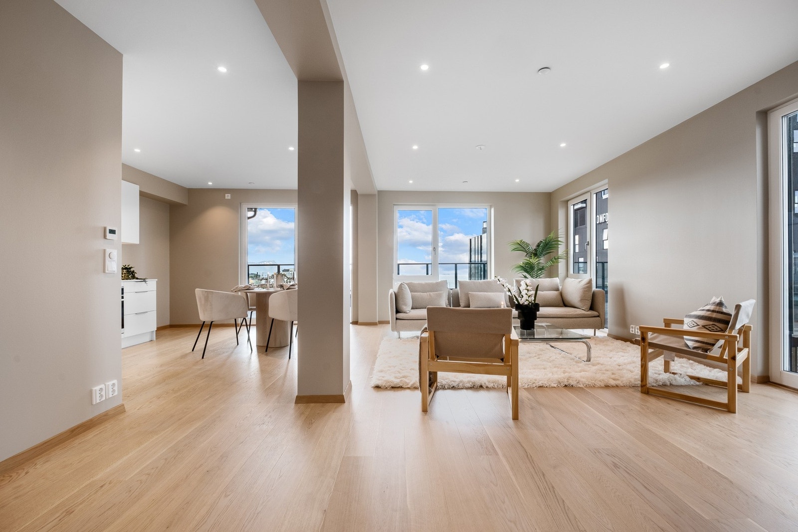 Fra stua er det utgang til en romslig terrasse på ca. 49 m², der det er gode sol- og utsiktsforhold. Galleribilde