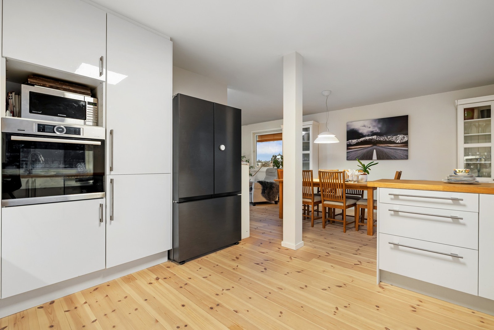 Den åpne løsningen gir god plass til en naturlig spiseplass i tilknytning til kjøkkenet, perfekt for både hverdagsmåltider og hyggelige sammenkomster. Galleribilde