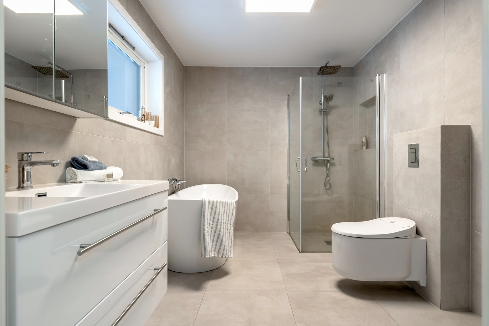 Masterbadet er totaloppusset i 2020 og fremstår som romslig, moderne og delikat. Galleribilde