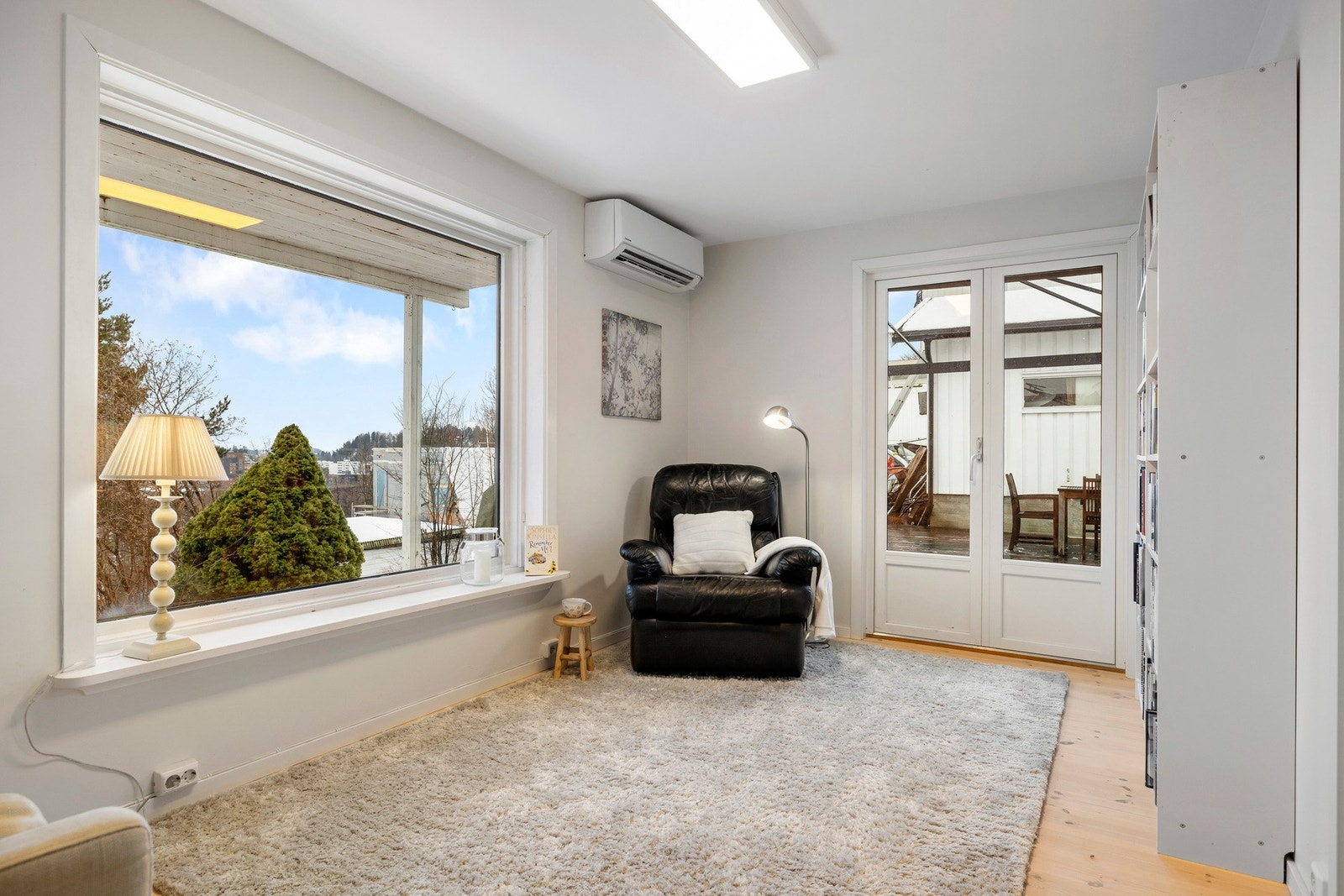 Stuen i boligens 1. etasje har plass til en lesekrok eller sittegruppe. Galleribilde