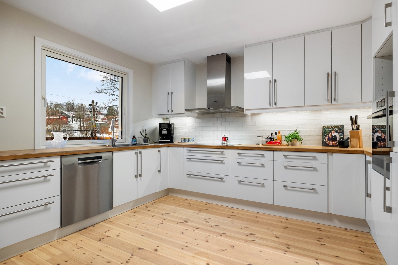 Det store vinduet slipper inn rikelig med naturlig lys. Galleribilde