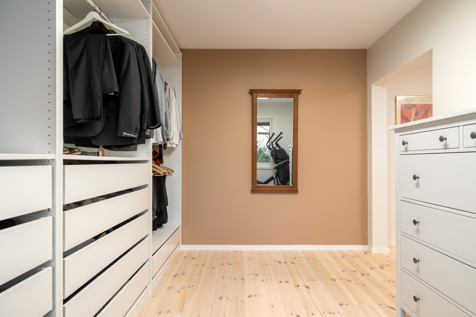 Garderoben byr på rikelig med oppbevaringsplass med praktiske hyller, skuffer og hengeløsninger. Galleribilde