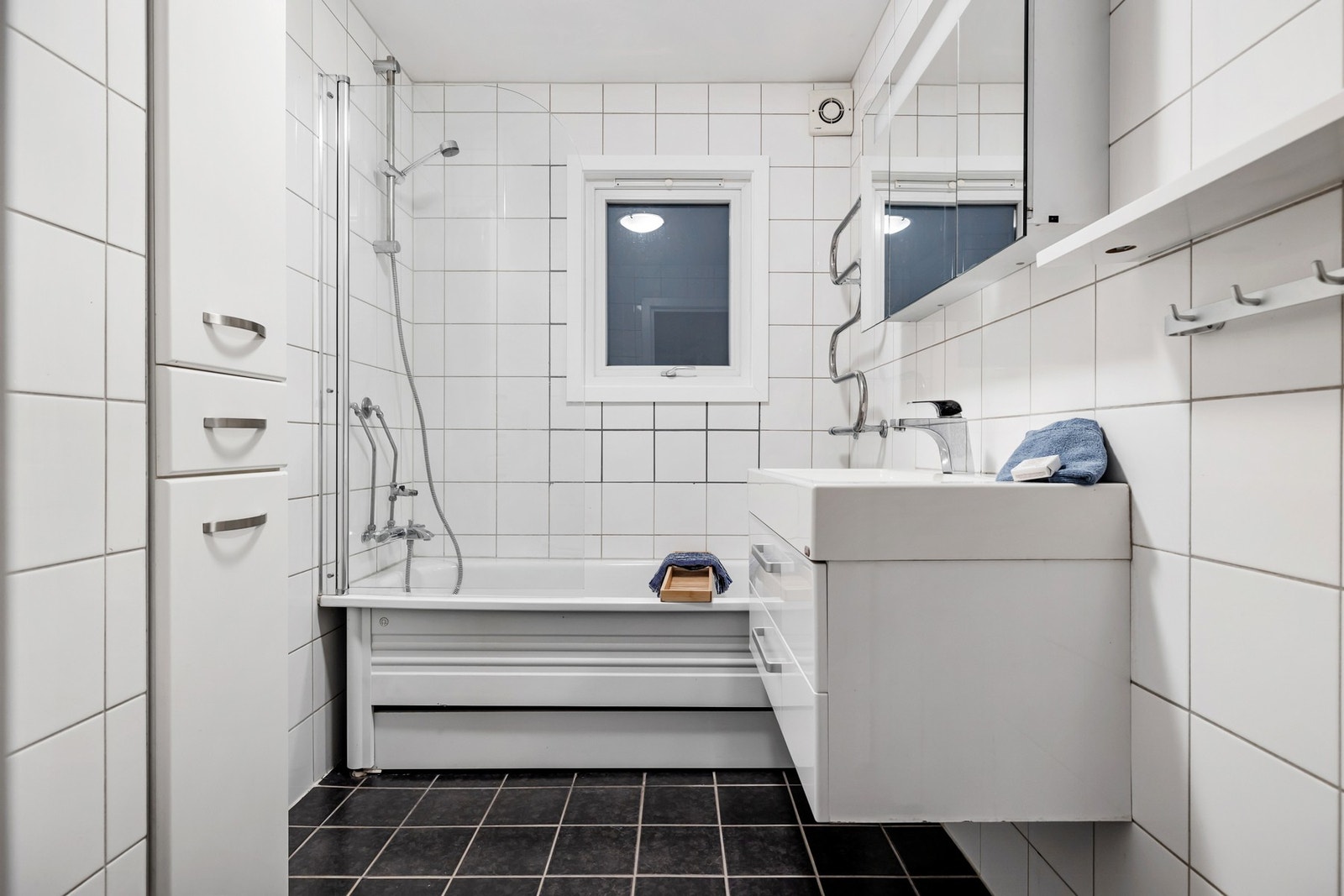 Badet i 2. etg er innredet med en servantinnredning med skuffer og et speilskap. Videre er badet innredet med toalett og dusjløsning i tilknytning til badekar. Galleribilde