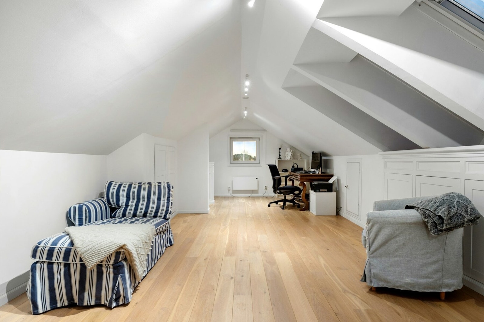 Store takvinduer slipper inn rikelig med naturlig lys. Her er det også god oppbevaringsplass i knevegger. Galleribilde