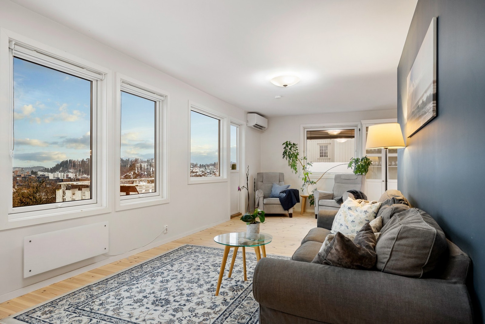 De store vindusflatene slipper inn rikelig med dagslys og gir rommet en lys og luftig atmosfære. Galleribilde