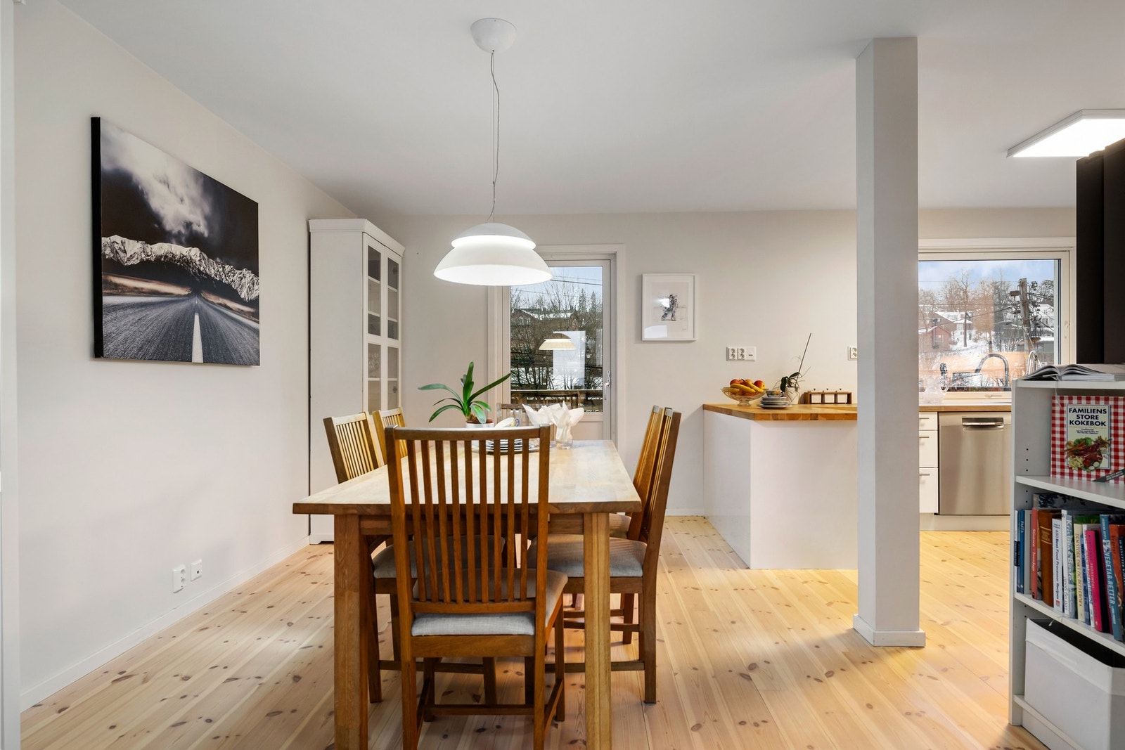 Fra kjøkkenet er det direkte utgang til balkong, som gir en fin forlengelse av oppholdsarealet. Galleribilde