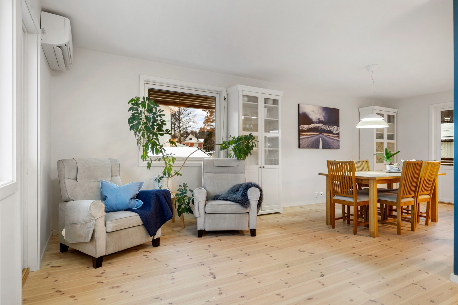 Den åpne løsningen skaper et sosialt oppholdsrom. Galleribilde