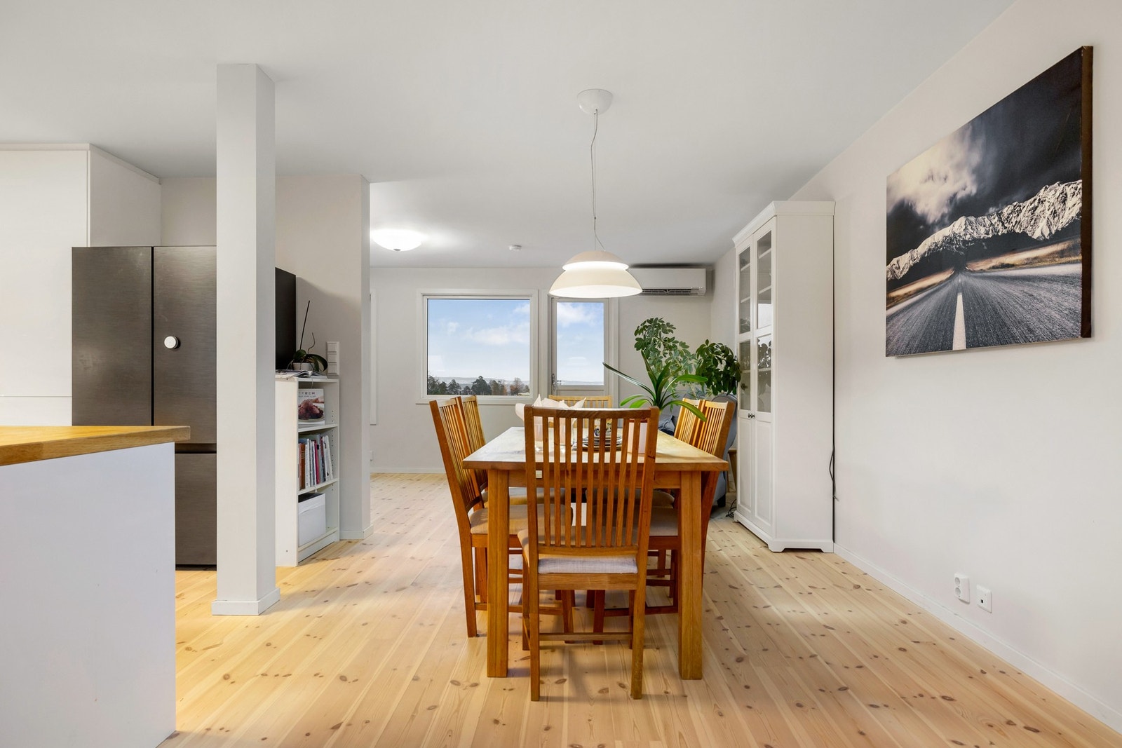 Her er det rikelig med plass til et spisebord i praktisk tilknytning til kjøkkenet. Galleribilde