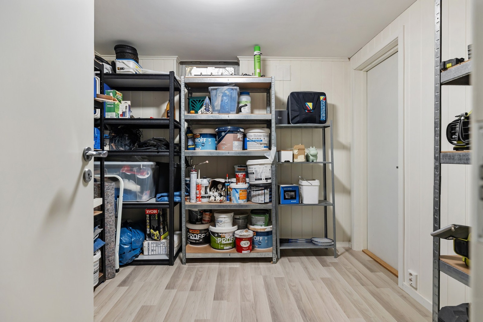 I underetasjen er det en romslig bod med god oppbevaringsplass. Galleribilde