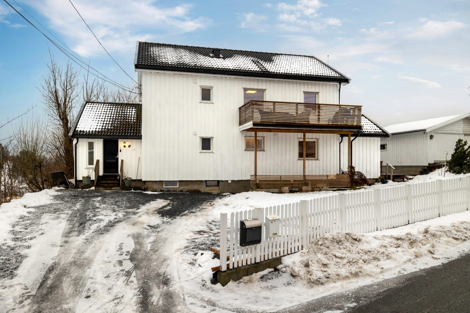 Det medfølger også dobbeltgarasje som deles med naboen, samt gode parkeringsmuligheter på egen tomt. Galleribilde