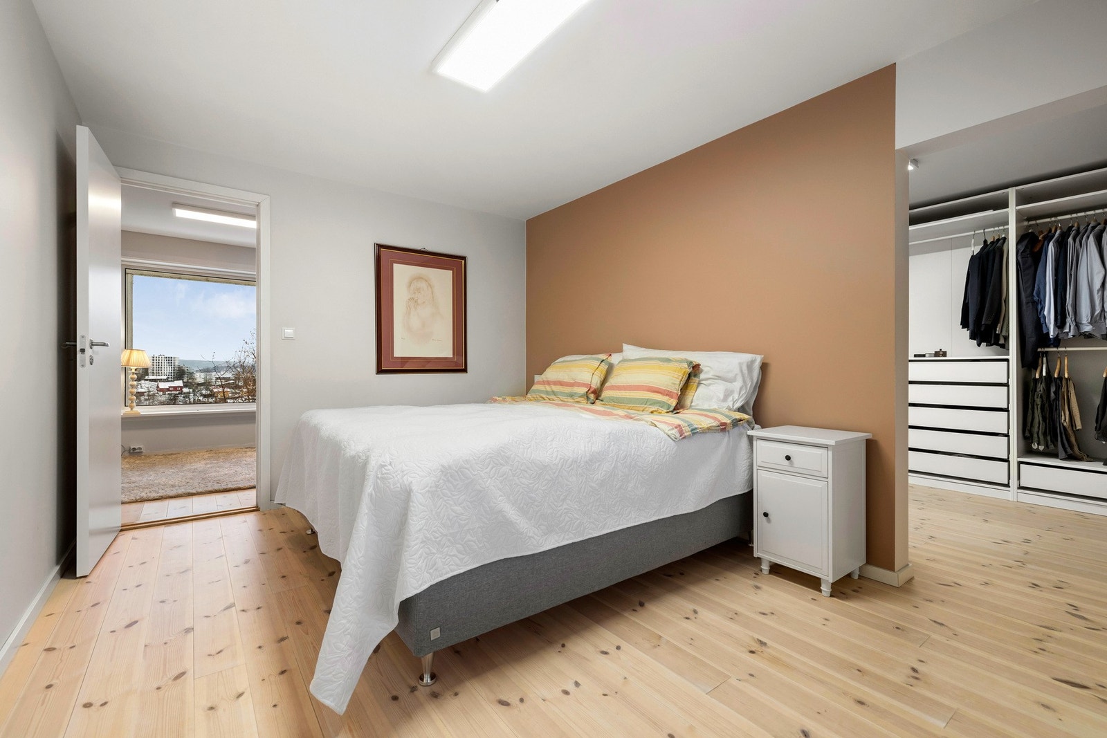 Hovedsoverommet er romslig og har direkte adkomst til både walk-in garderobe og eget bad. Galleribilde