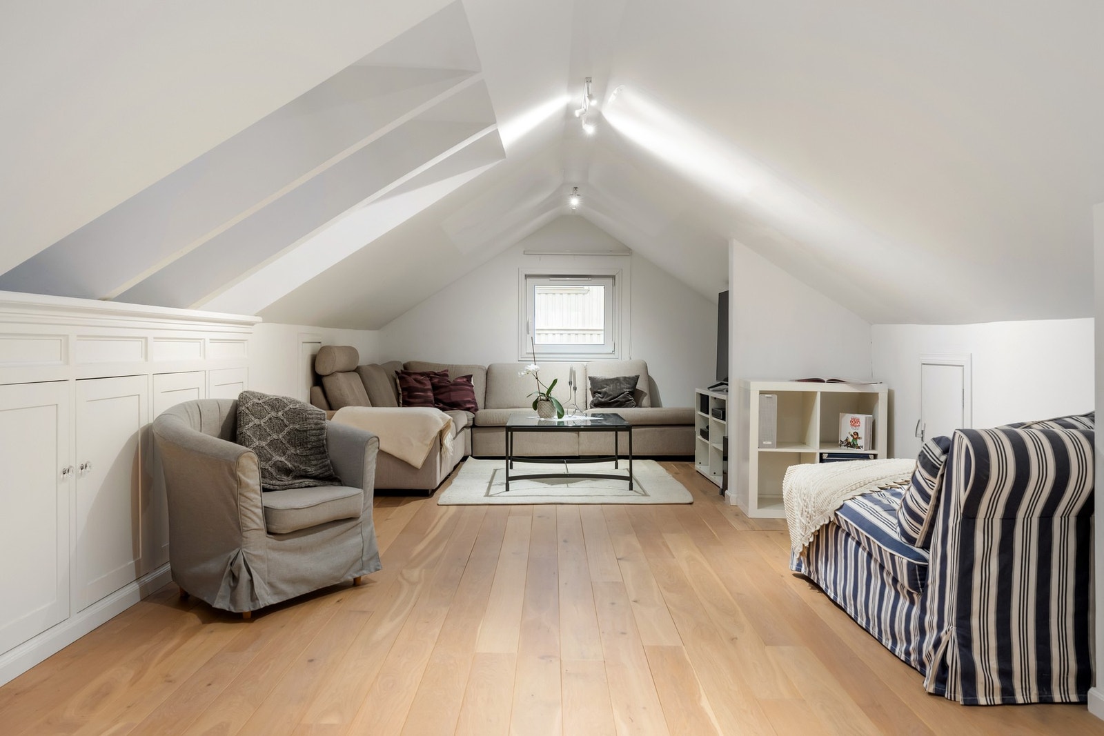 Loftetasjen er innredet som TV-stue og hjemmekontor, og byr på et rom med mange bruksmuligheter. Galleribilde