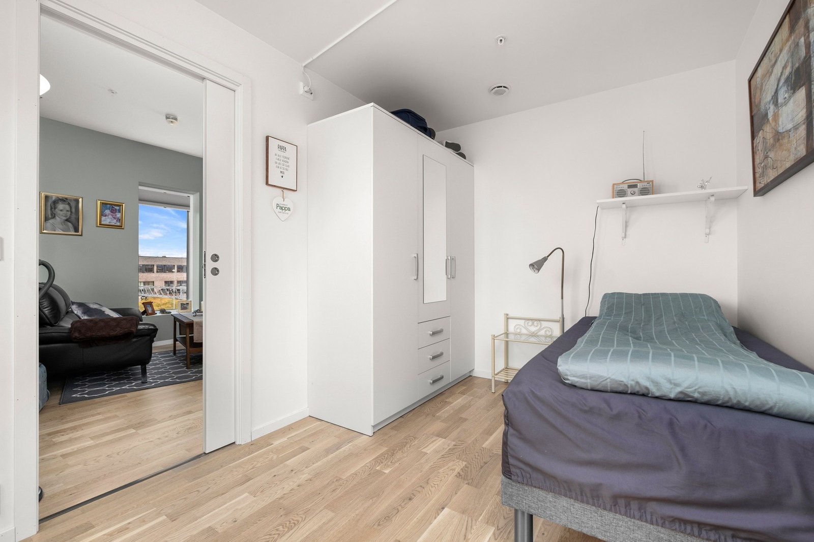 Soverommet er på 8,8 kvm med god plass til klesskap. Galleribilde