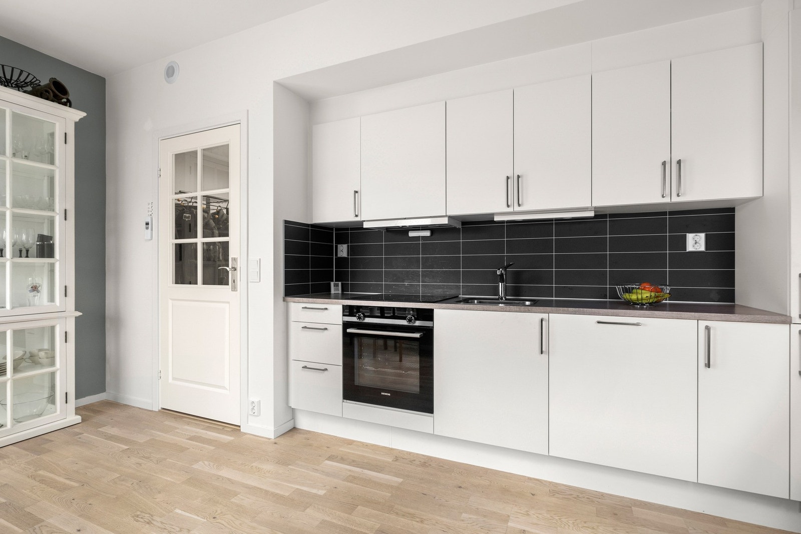 Rommet har integrerte hvitevarer som platetopp, ovn, kjøleskap, fryser og oppvaskmaskin. Galleribilde