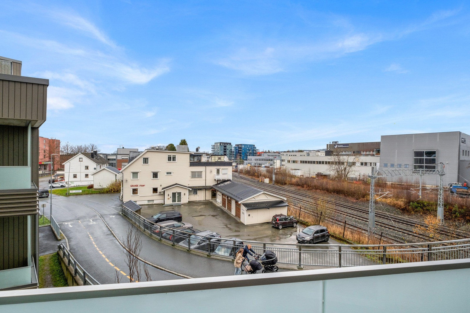 Den sentrale beliggenheten gir kort avstand til dagligvarehandel og kollektiv transport. Galleribilde