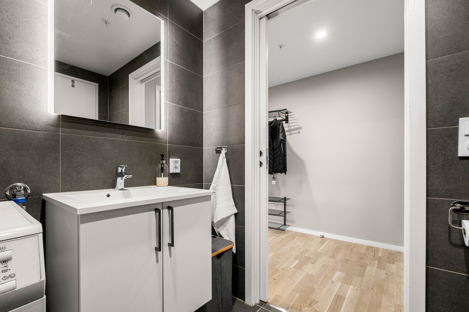 Enkel servant med lagring under. Galleribilde