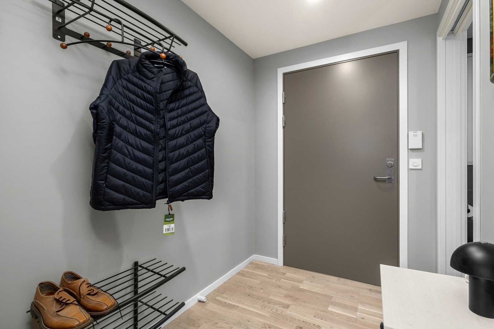 Entrè på 3,9 kvm med plass til oppbevaring av yttertøy og sko. Galleribilde