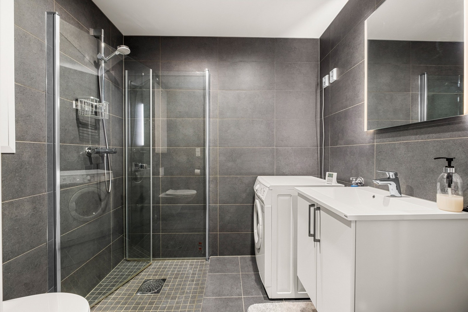 Bad på 3,9kvm er godt innredet med dusjhjørne og god plass til vaskemaskin. Galleribilde