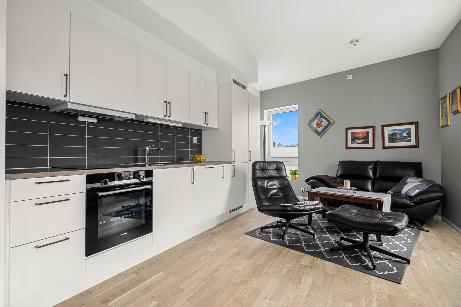 Stort kjøkken med mye skapplass. Galleribilde