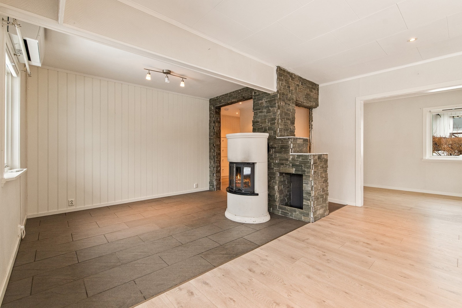 Det er montert både peisovn og varmepumpe - perfekt for kjølige dager. Galleribilde