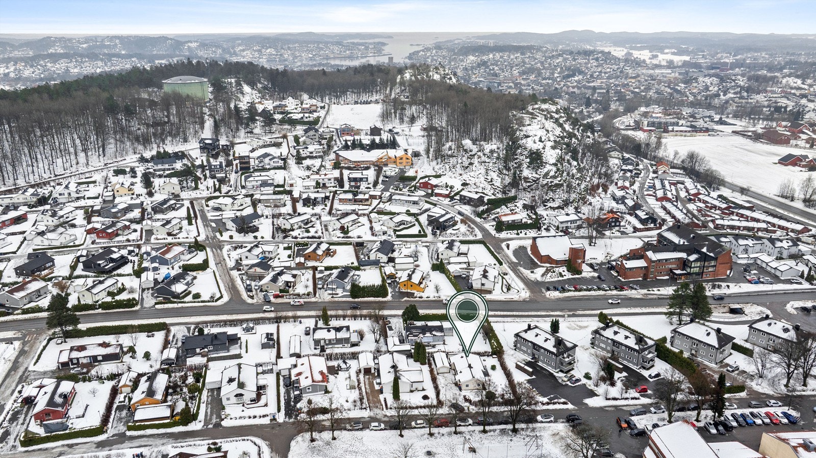 Mosserød ligger ideelt plassert, kun en kort spasertur fra byen, ca. 3 km fra sentrum. Dette gjør det enkelt å nå både jernbanestasjonen og andre nøkkelpunkter i byen til fots. Med kort vei til E-18 og Torp flyplass, er området også perfekt for pendlere. Galleribilde