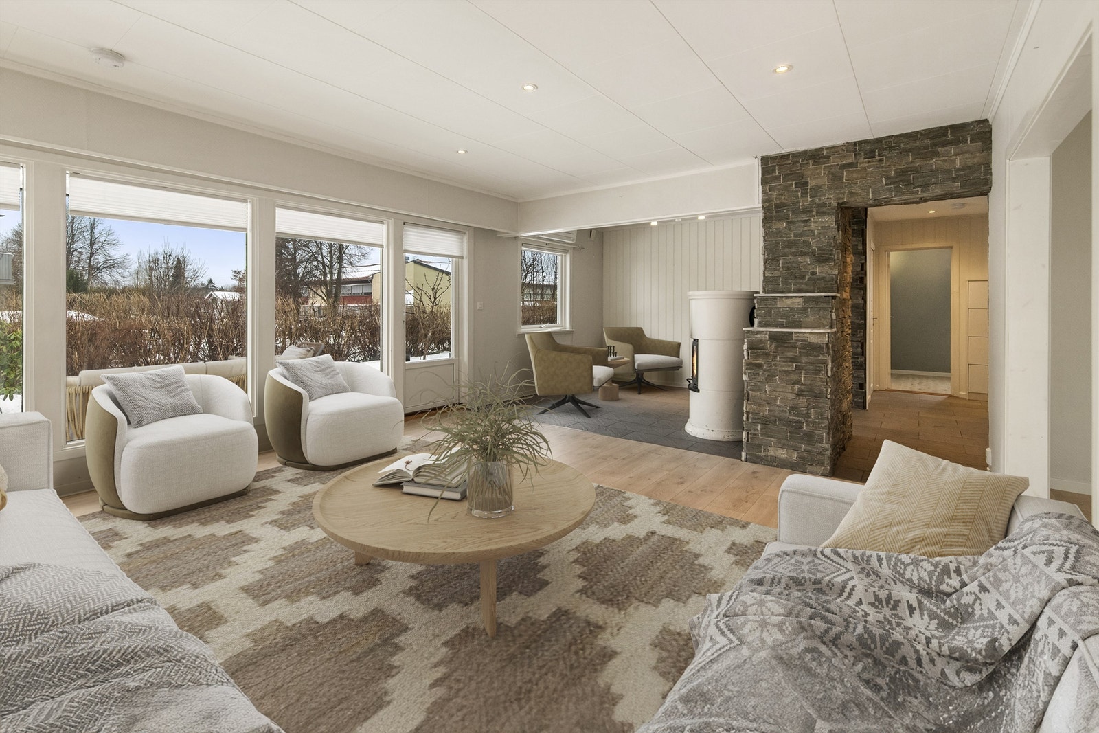 Stuen har store vindusflater og utgang til solrik uteplass mot sør/vest. Digitalt stylet. Galleribilde