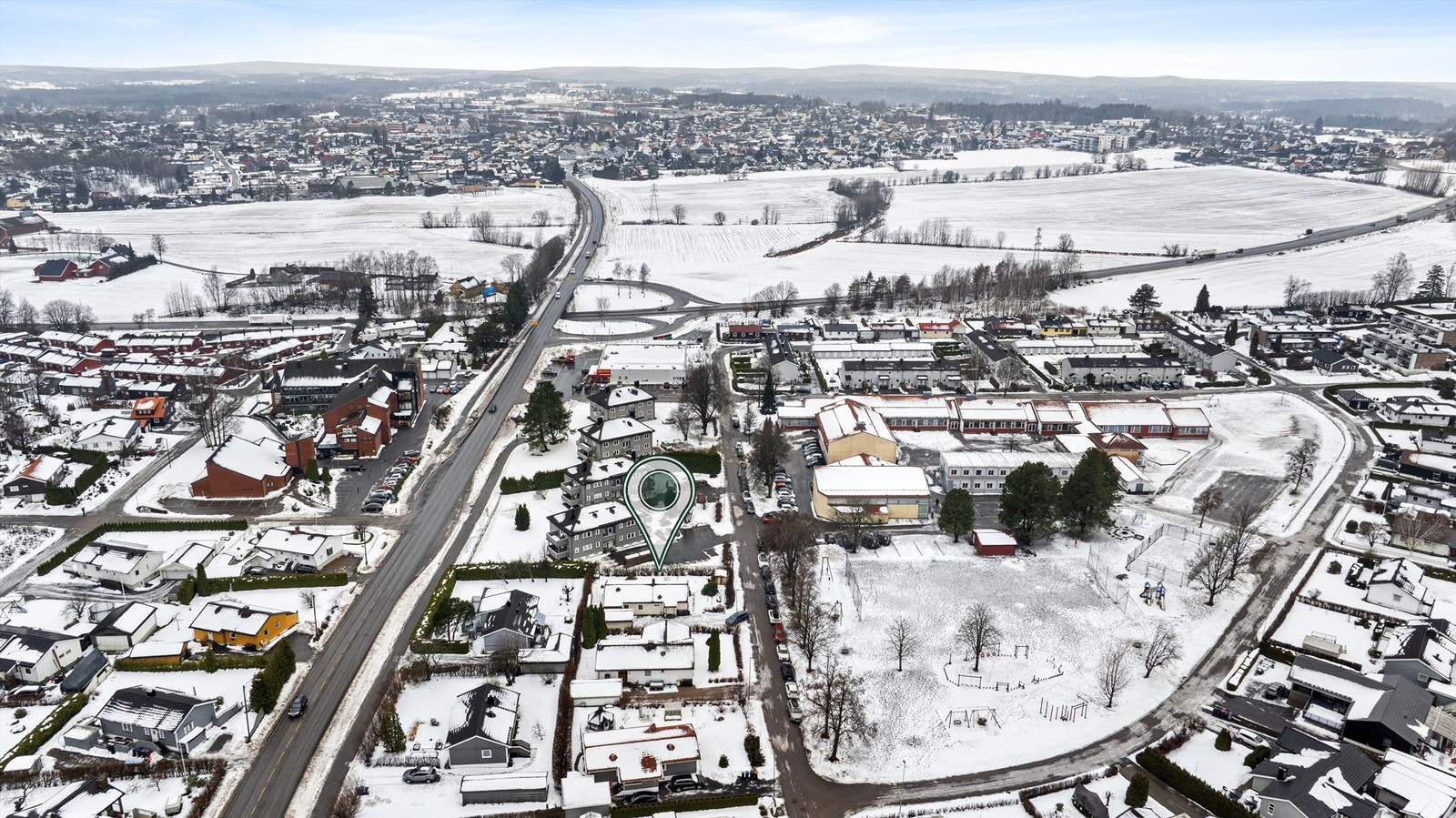 Kort vei til både butikker og barneskole. Det er ca. 1,5 kilometer til Breidablikk ungdomsskole. Videre er det flere barnehager i nærheten, samt et godt utvalg av lekeplasser og ballplasser. Galleribilde