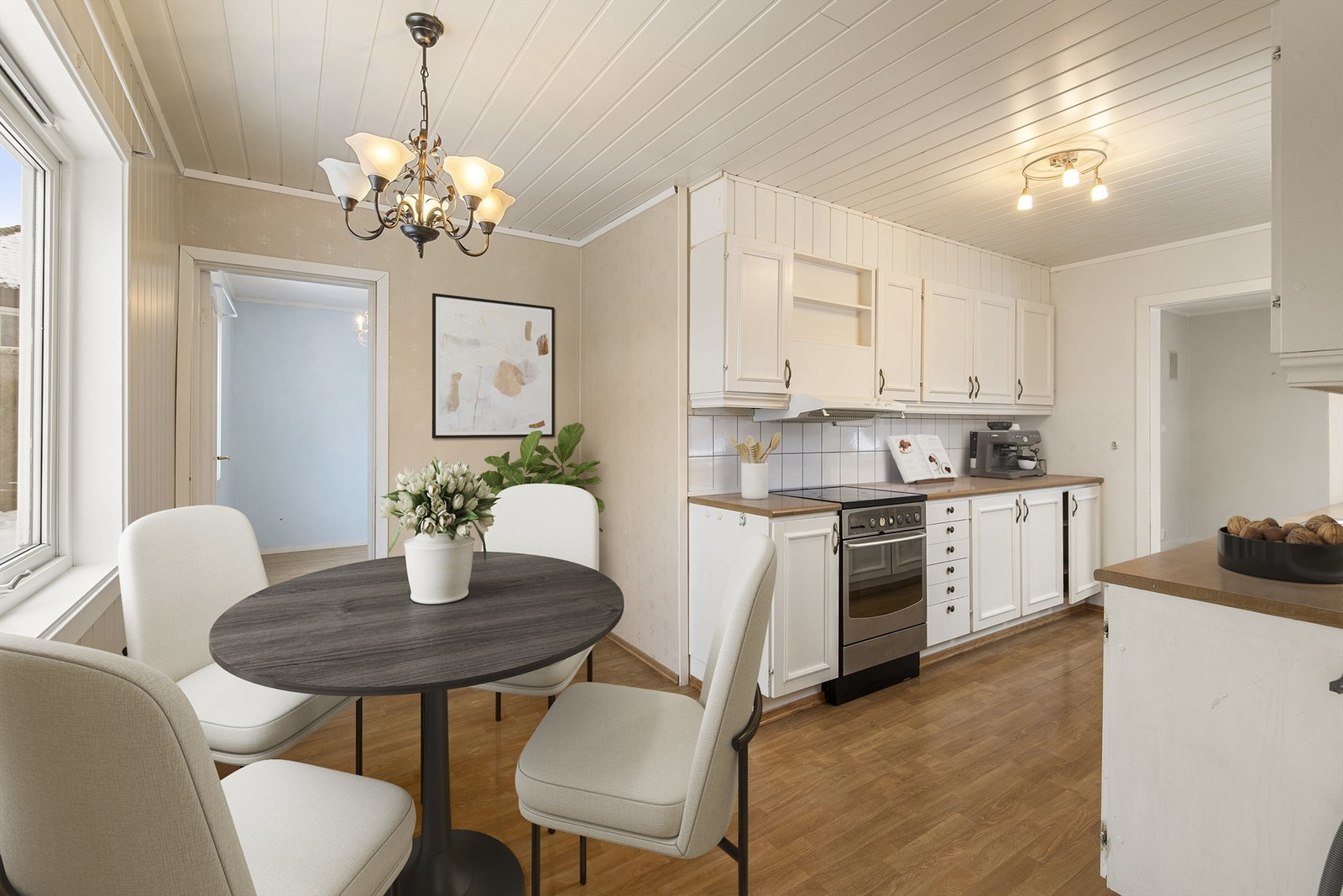 Kjøkkenet ligger i eget rom og har god plass til spisebord samt egen kjøkkeninngang. Selve kjøkkeninnredningen er fra ukjent årstall, med profilerte fronter og benkeplater av laminat. Digitalt stylet. Galleribilde