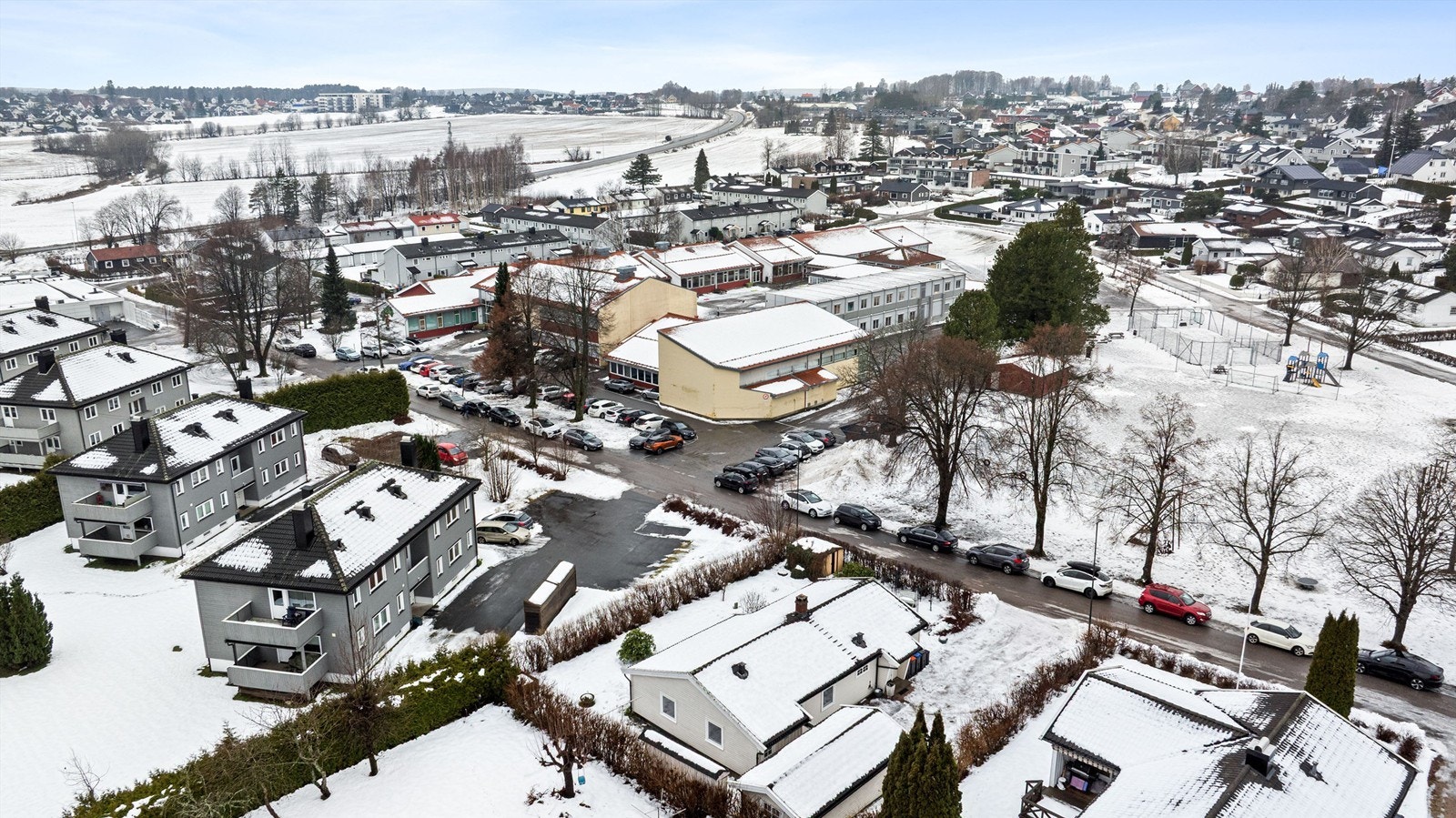 For de minste er det en trygg og kort gangvei til Mosserød barneskole, da boligen ligger rett ved barneskolen. Det er ca. 1,5 kilometer til Breidablikk ungdomsskole. Galleribilde